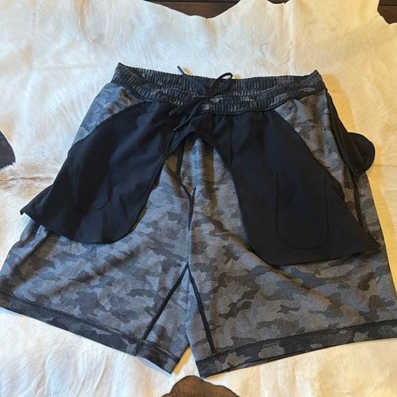 Lululemon Pace Breaker 9” shorts camo no liner - Picture 6 of 7